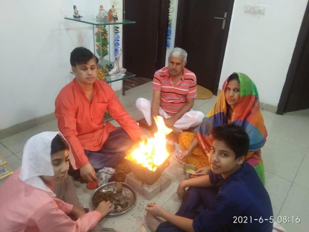 विश्व पर्यावरण दिवस पर कोरोना महामारी से रक्षा के लिए स्वयंसेवको ने सपरिवार हवन किया